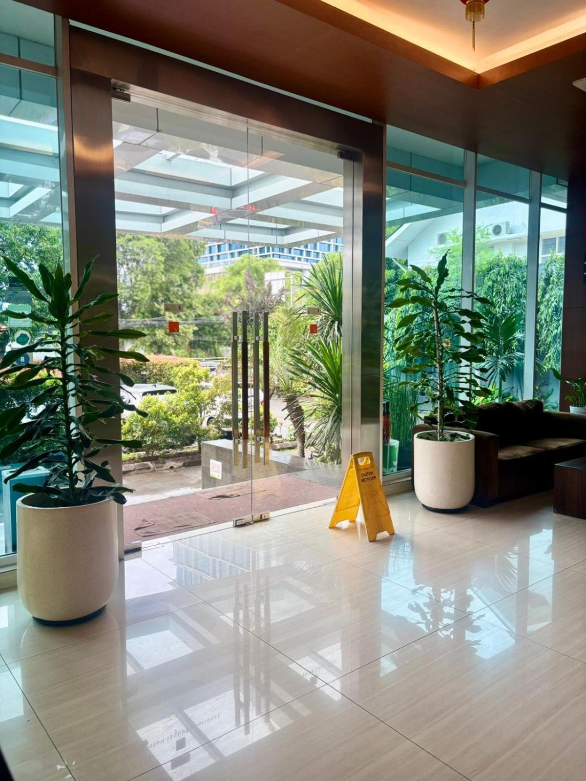 Hotel V Tebet 2*